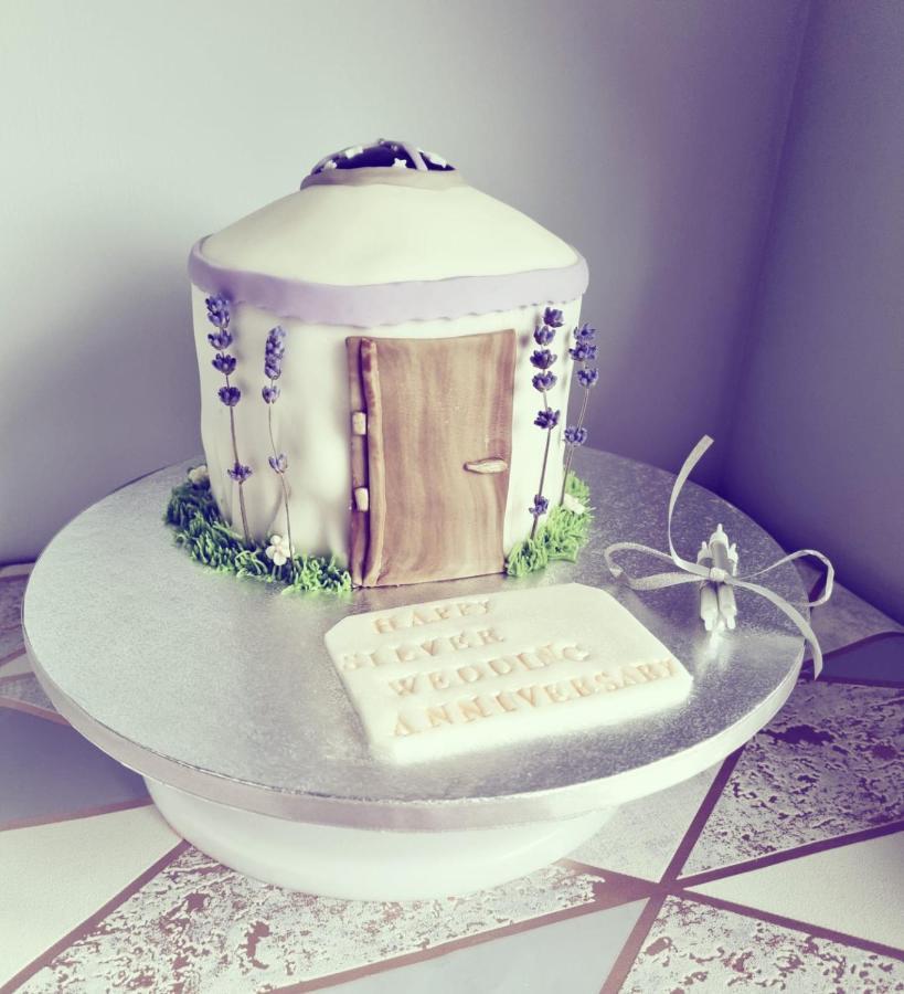 Gingerbread Cottage Yurts Dereham Exterior photo