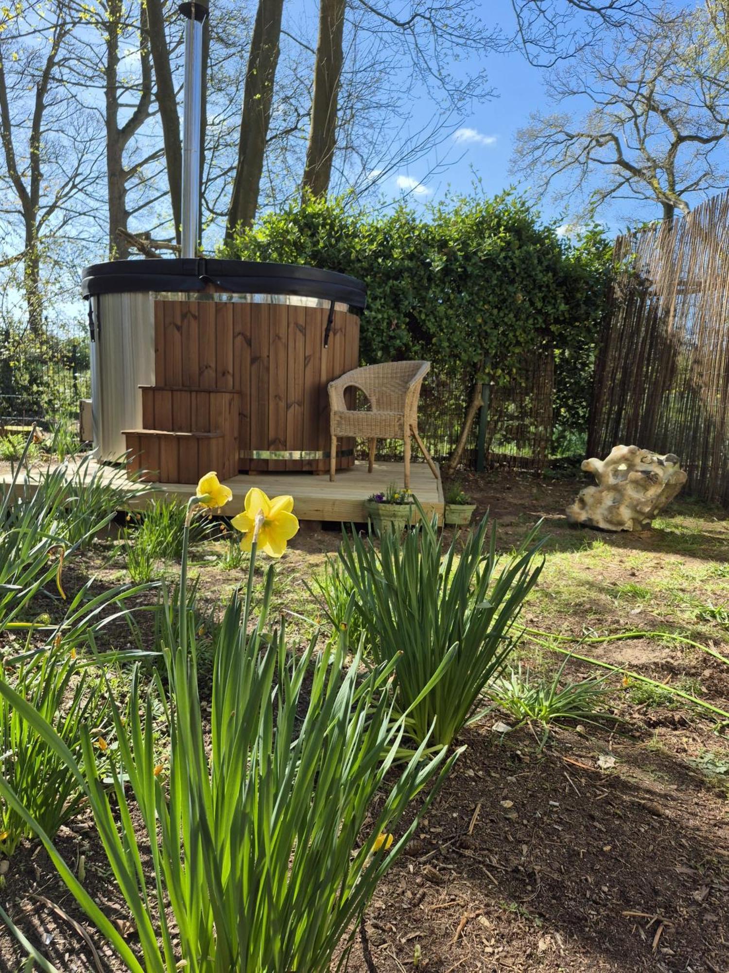Gingerbread Cottage Yurts Dereham Exterior photo